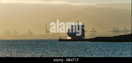 Nave portacontainer nel porto di Algeciras, presso lo stretto di Gibilterra, Algeciras, Andalusia, Spagna Foto Stock