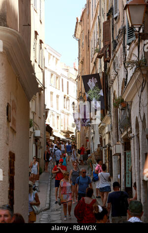 Bonifacio è una città sulla punta meridionale dell'isola francese della Corsica. È conosciuto per la sua vivace marina e medievale clifftop cittadella. La duecentesca Bastion de l'Etendard ospita un piccolo museo con mostre sulla storia della città. L'Escalier du Roi d'Aragona è 187 scalini scolpiti nella roccia. A sud-est, il disabitate isole Lavezzi, una riserva naturale, dispongono di massi di granito e spiagge sabbiose. Foto Stock