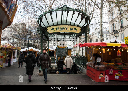 L art nouveau ingresso Abbesses stazione della metropolitana in inverno con persone avvolto e guardando il freddo. Foto Stock