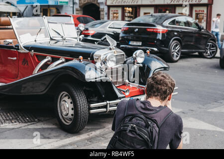 Praga, Repubblica Ceca - Agosto 23, 2018: turistica prendendo le foto di Old Prague Tours auto parcheggiate nel centro di Praga. La società utilizza la storica restaurata Foto Stock