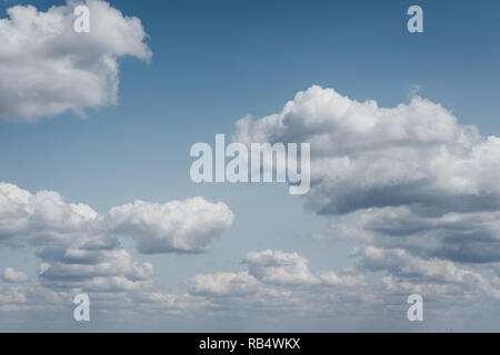 Soffici nuvole bianche in un cielo blu, concettuale. Foto Stock