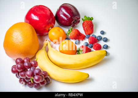 Vari frutti disposti in bianco sul tavolo. Foto Stock