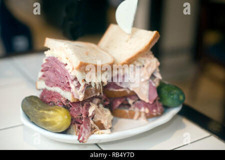 Kosher deli sandwich di combinazione pastrami corned beef tongue cole slaw e Russo medicazione in seminato ebraico il pane di segale con aglio e sottaceti acide ne Foto Stock