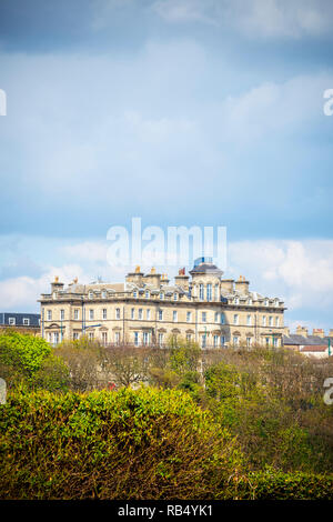 Hotel in visto da una distanza, Saltburn dal mare, North Yorkshire, Regno Unito Foto Stock