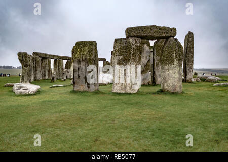 Wiltshire, Inghilterra - 22 Settembre 2018: Su un cattivo tempo Rainy day stand le pietre di Stonehenge nel mezzo del prato circondato da turisti. Foto Stock