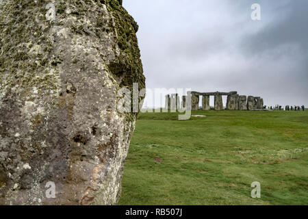 Wiltshire, Inghilterra - 22 Settembre 2018: Su un cattivo tempo Rainy day stand le pietre di Stonehenge nel mezzo del prato circondato da turisti. Foto Stock