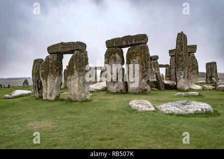 Wiltshire, Inghilterra - 22 Settembre 2018: Su un cattivo tempo Rainy day stand le pietre di Stonehenge nel mezzo del prato circondato da turisti. Foto Stock