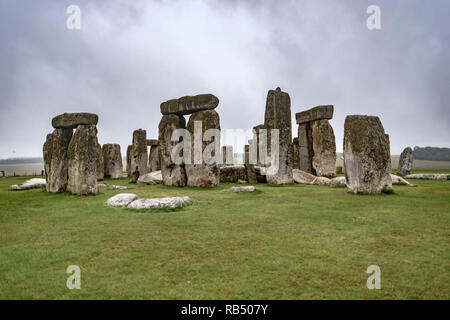 Wiltshire, Inghilterra - 22 Settembre 2018: Su un cattivo tempo Rainy day stand le pietre di Stonehenge nel mezzo del prato circondato da turisti. Foto Stock