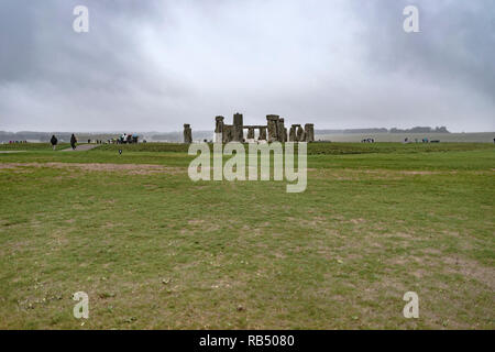 Wiltshire, Inghilterra - 22 Settembre 2018: Su un cattivo tempo Rainy day stand le pietre di Stonehenge nel mezzo del prato circondato da turisti. Foto Stock