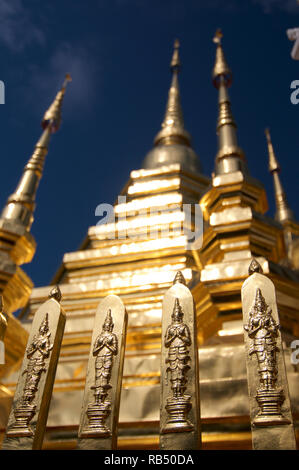 In prossimità della parte superiore della ringhiera intorno lo stupa di Wat Phan Tao in Chiang Mai Thailandia Foto Stock