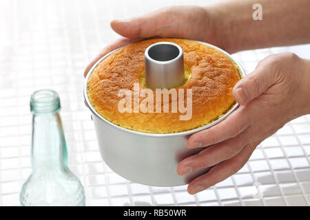 In casa orange chiffon cake cottura, processo di raffreddamento Foto Stock