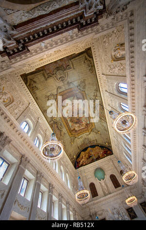 I Paesi Bassi, Amsterdam, Piazza Dam. Royal Palace. Interno. Burgerzaal o cittadini' Hall. Statua di Atlante che regge il globo. Foto Stock