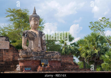 Vista della bella pietra statua del Buddha di Wat Maechon, in Sukhothai il parco storico, Thailandia Foto Stock