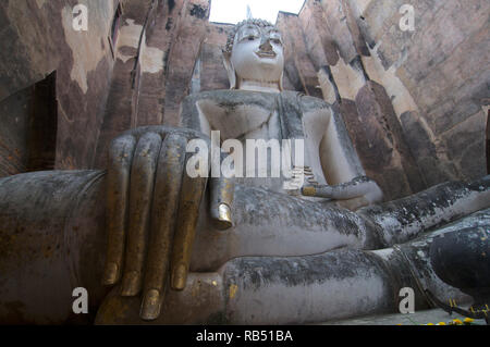 Basso angolo di visione della seduta bella statua di Buddha nel Wat Si Chum in Sukhothai il parco storico, Thailandia Foto Stock