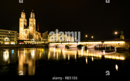 Zurigo, ZH / Svizzera - 4 Gennaio 2019: il Grossmuenster cattedrale e il ponte di notte nel centro cittadino di Zurigo in Svizzera Foto Stock