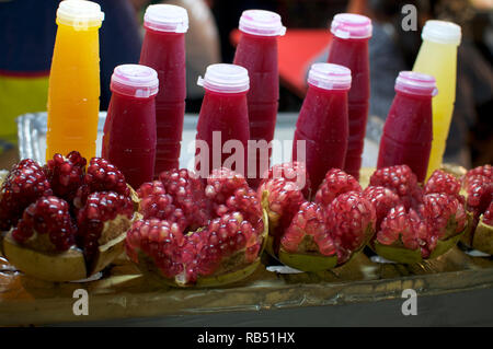 Close up foto di tipico colore arancione e Melograno succhi di frutta in genere venduto in bancarelle di Bangkok Foto Stock