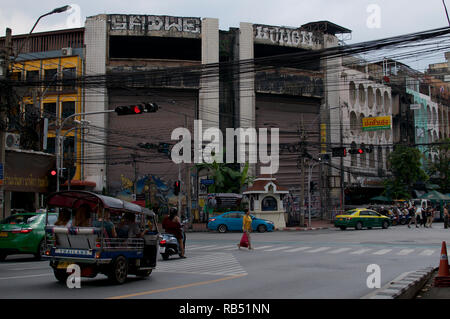 Vista di un bel vecchio e con graffiti decorato edificio urbano vicino a Khao San Road a Bangkok, in Thailandia Foto Stock