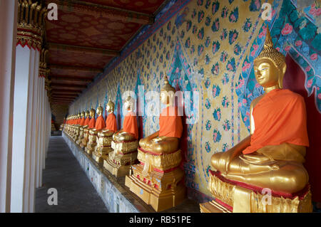 La bellissima Golden Statue di Buddha rivestita in una fila al Wat Arun a Bangkok, in Thailandia Foto Stock