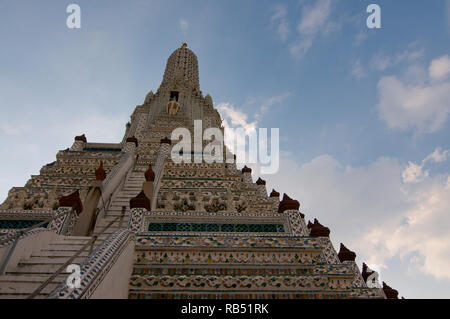 Chiudere l immagine della Stupa di Wat Arun tempio che è bello incrostato di porcellana. Il tempio è situato sulla sponda occidentale del Fiume Chao Phray Foto Stock