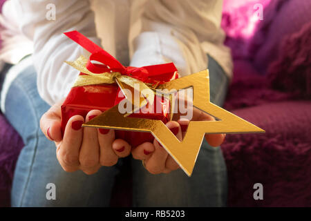 Il Natale o il regalo di compleanno in colore rosso Foto Stock