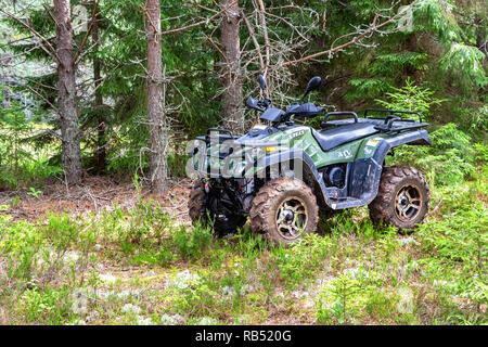 Novgorod, Russia - Luglio 29, 2018: moderni quad bike parcheggiata nella foresta in estate Foto Stock