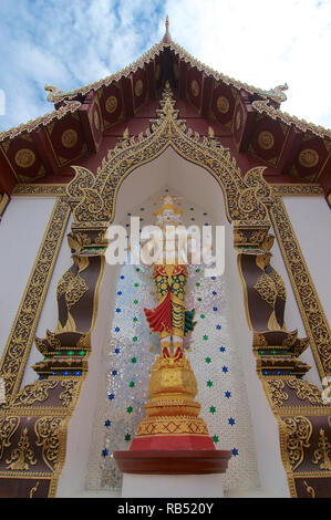 La permanente bianca statua del Buddha con quattro teste e quattro bracci in Wat Saen Muang Ma Luang in Chiang Mai Thailandia Foto Stock