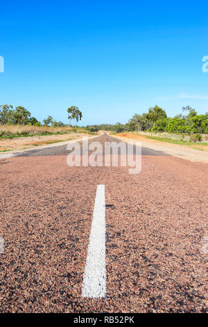 A metà strada sul modo di Savannah all'inizio di uno stretto nastro tratto su strada, Queensland, QLD, Australia Foto Stock
