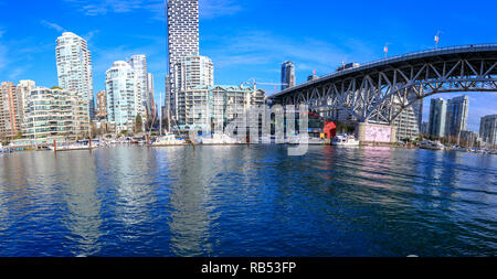 Vancouver, Canada - 1 Febbraio, 2019 : vista di Vancouver BC accanto a Granville ponte lungo False Creek Foto Stock