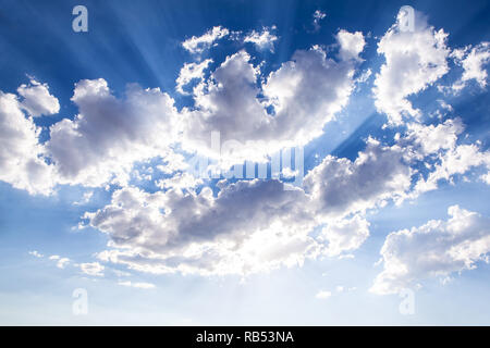 Nuvole e sole luminoso sul cielo blu Foto Stock