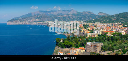 Un pomeriggio di estate in estate il sole splende in giù su Sorrento, seduti su scogliere ripide e con vista sulla baia di Napoli Foto Stock