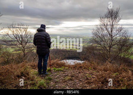 Gentleman guardando fuori attraverso la valle di York da Sutton Bank, North Yorkshire, Inghilterra, Regno Unito Foto Stock