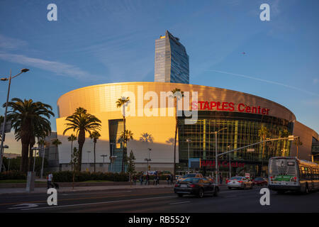 STAPLES Center è un multi-purpose arena nel centro di Los Angeles, California, CASA DE LA Lakers E LA Clippers dell'NBA. Foto Stock