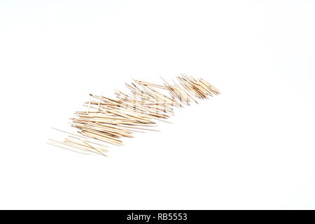Foto di stuzzicadenti marrone. Isolato su uno sfondo bianco. Foto Stock
