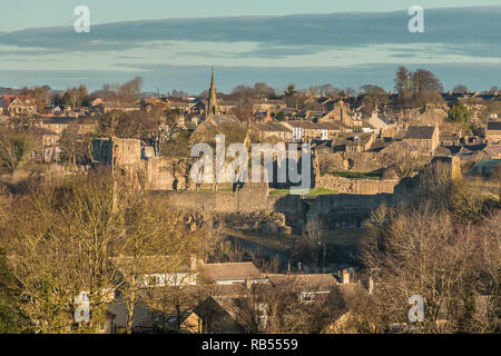 Le rovine del castello e parte del comune di Barnard Castle, Teesdale, County Durham, Regno Unito in inverno il sole Foto Stock