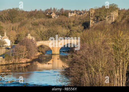 Ponte di contea e le rovine del castello, Barnard Castle, Teesdale, County Durham, Regno Unito nel gennaio del sole Foto Stock