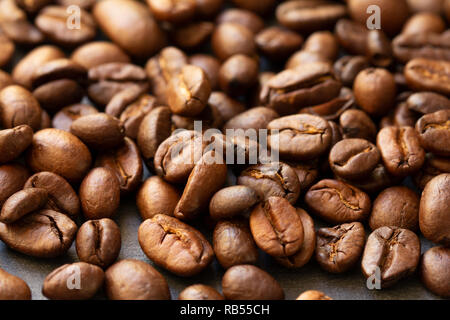 Chicchi di caffè tostati closeup Foto Stock