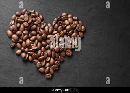 Il simbolo del cuore di fatto di chicchi di caffè Foto Stock