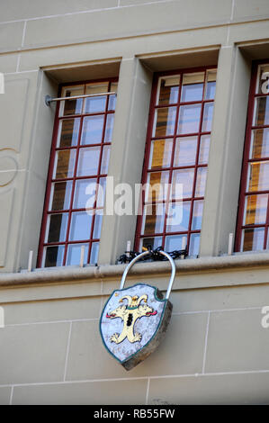 Una serratura e catena attaccata ad una delle finestre in corrispondenza della vecchia torre Käfigturm che una volta era una prigione su Barenplatz, (Birra) posto nella città vecchia di Berna Foto Stock