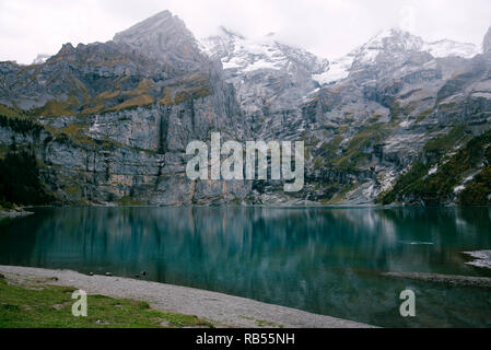 Caumasee lago con una piccola isola che si trova nel mezzo del cristallo lago pulito e vicino a Flims, Svizzera. Foto Stock