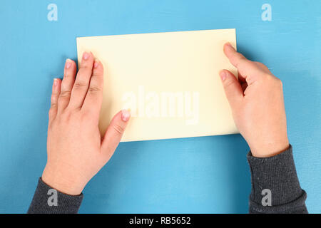 DIY Valentines greeting card blu sullo sfondo di legno. Idee regalo amore giorno, 14 febbraio, giorno di San Valentino. Fatte a mano. Scheda cuore volumetrico modulo cartaceo sfera Foto Stock