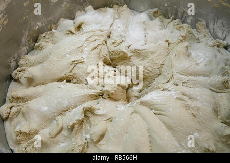 Pasta di pane preparato per la cottura in un forno. Industria alimentare concetto. Foto Stock