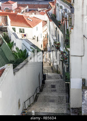 Lisbona - Portogallo, scala in uno stretto vicolo del quartiere di Alfama Foto Stock