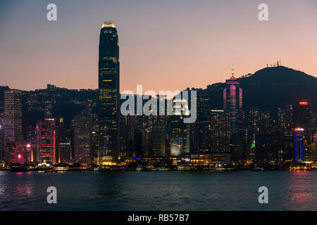 Luce della Sera nello skyline di Hong Kong Island, Hong Kong, Cina Foto Stock