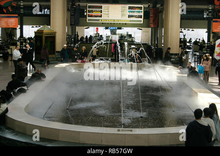 Cleveland, OH, Stati Uniti. Le fontane danzanti sull'Avenue of Tower City Centre. Foto Stock