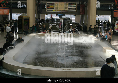 Cleveland, OH, Stati Uniti. Le fontane danzanti sull'Avenue of Tower City Centre. Foto Stock