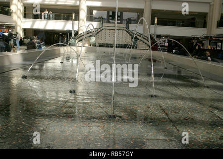 Cleveland, OH, Stati Uniti. Le fontane danzanti sull'Avenue of Tower City Centre. Foto Stock