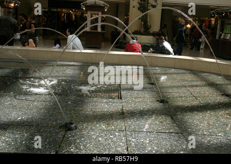 Cleveland, OH, Stati Uniti. Le fontane danzanti sull'Avenue del Tower City Centre. Foto Stock