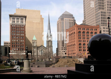 Cleveland, OH, Stati Uniti. Vecchio e nuovo nella Piazza pubblica. Foto Stock