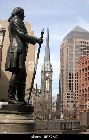 Cleveland, OH, Stati Uniti. La statua del fondatore della città, Moses Cleaveland, nella Piazza pubblica. Foto Stock