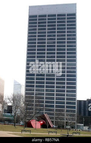 Timbro di gomma scultura davanti del Cleveland Willard Park, con Celebrezze edificio in background Foto Stock